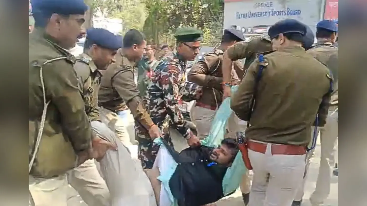 तेज प्रताप के प्रत्याशी को टांगकर ले गई पुलिस, वोटिंग के बीच हंगामा