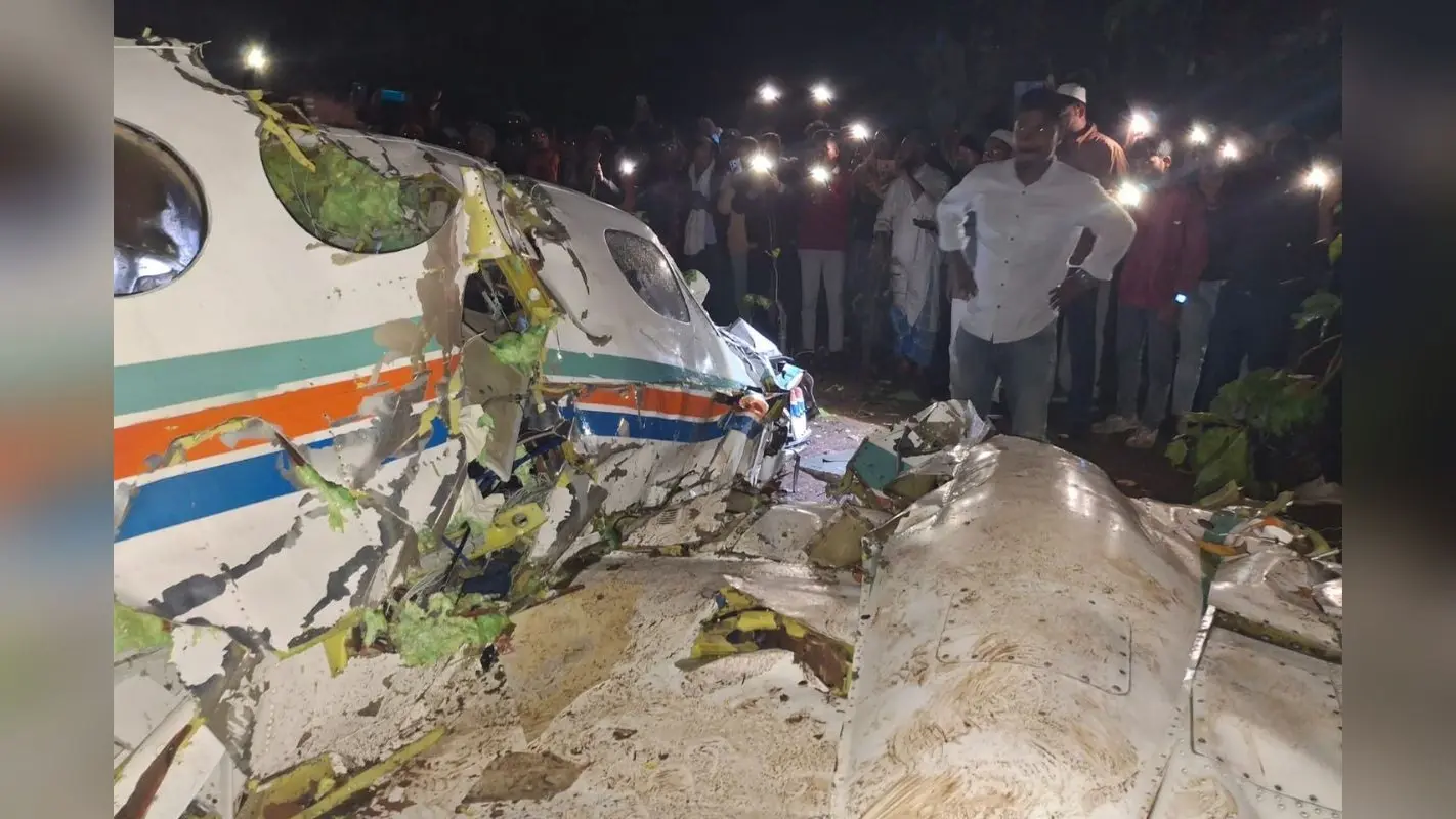Chatra Air Ambulance Crash: स्वास्थ्य मंत्री को देखते ही फूट फूट कर रोने लगी मृत पायलट की मां