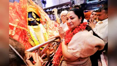 Rekha Gupta in Bengal: मां काली की शरण में दिल्ली की मुख्यमंत्री रेखा गुप्ता