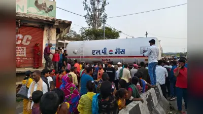 बिजली के खंभे से टकराई तेज रफ्तार मोटरसाइकिल! एक की मौत, दूसरा घायल