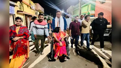 अपने राजा के लिए व्हील चेयर पर प्रचार कर रहीं रानी, कर रहीं डोर टू डोर जनसंपर्क