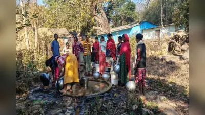 खरसावां के तीन टोलों में गहराया पेयजल संकट, चापाकल पर लगी महिलाओं की लाइन