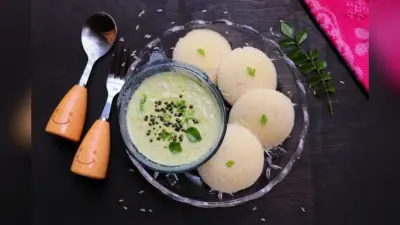 इस रेसिपी से घर पर बनाएं नरम और स्पंजी सूजी दही इडली