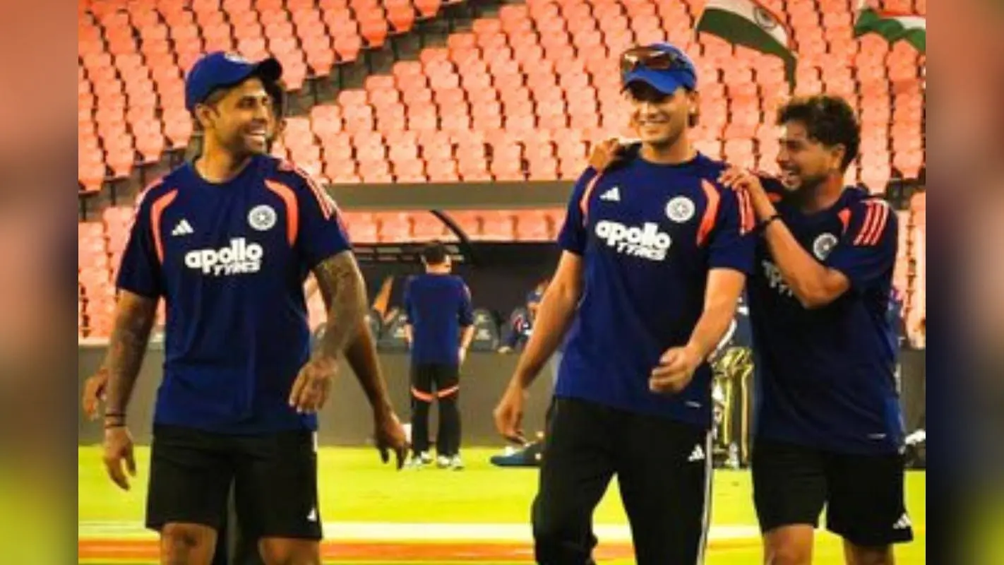 पर्ची कहां है? IND vs SA मैच से पहले कप्तान सूर्यकुमार ने टटोली अभिषेक शर्मा की जेब