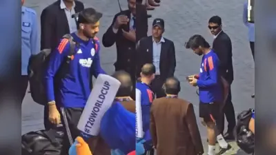 टीम इंडिया के खिलाड़ियों का मोबाइल कौन छीन रहा है? पाक मैच से पहले तस्वीर वायरल