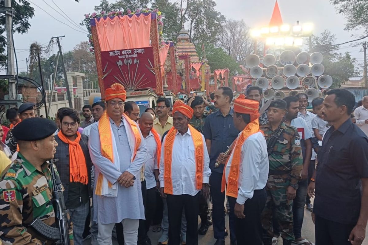 Saraikela: जय श्रीराम के जयघोष के साथ निकला रामनवमी जुलूस, पूर्व सीएम चंपाई सोरेन हुए शामिल