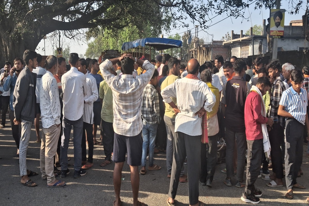 चतरा में सड़क हादसा: अज्ञात वाहन की चपेट में आने से व्यक्ति की मौत, सड़क जाम