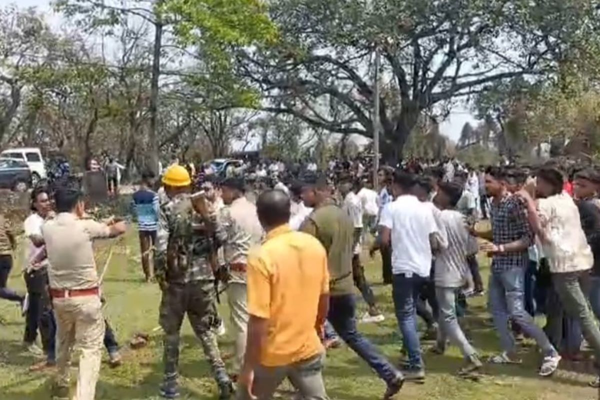 धनबाद में बवाल: अफवाह पर भिड़े दो गुट, थानेदार से धक्का-मुक्की के बाद पुलिस का लाठी चार्ज