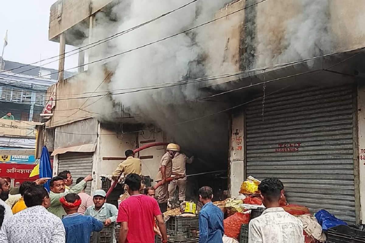 दुमका के टीन बाजार में पूजा सामग्री की दुकान में लगी भीषण आग, लाखों का सामान जलकर राख