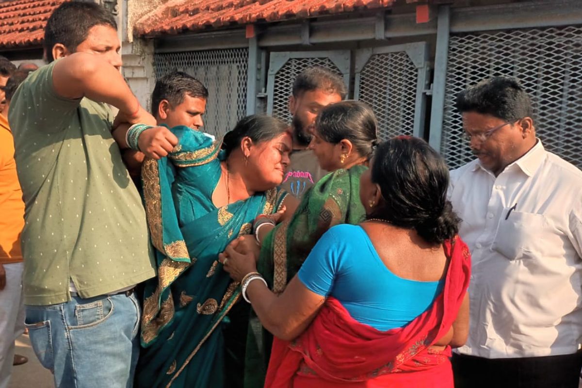 Dhanbad: गयाजी के ट्रेन मैनेजर की गोमो स्टेशन पर मौत, दहाड़े मारकर रोती रही पत्नी