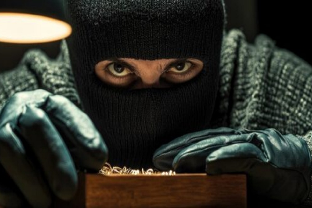 चोरों ने माट’साब को कर दिया कंगाल, बंद घर से ले उड़े 18 लाख के गहने और 1.5 लाख रुपये