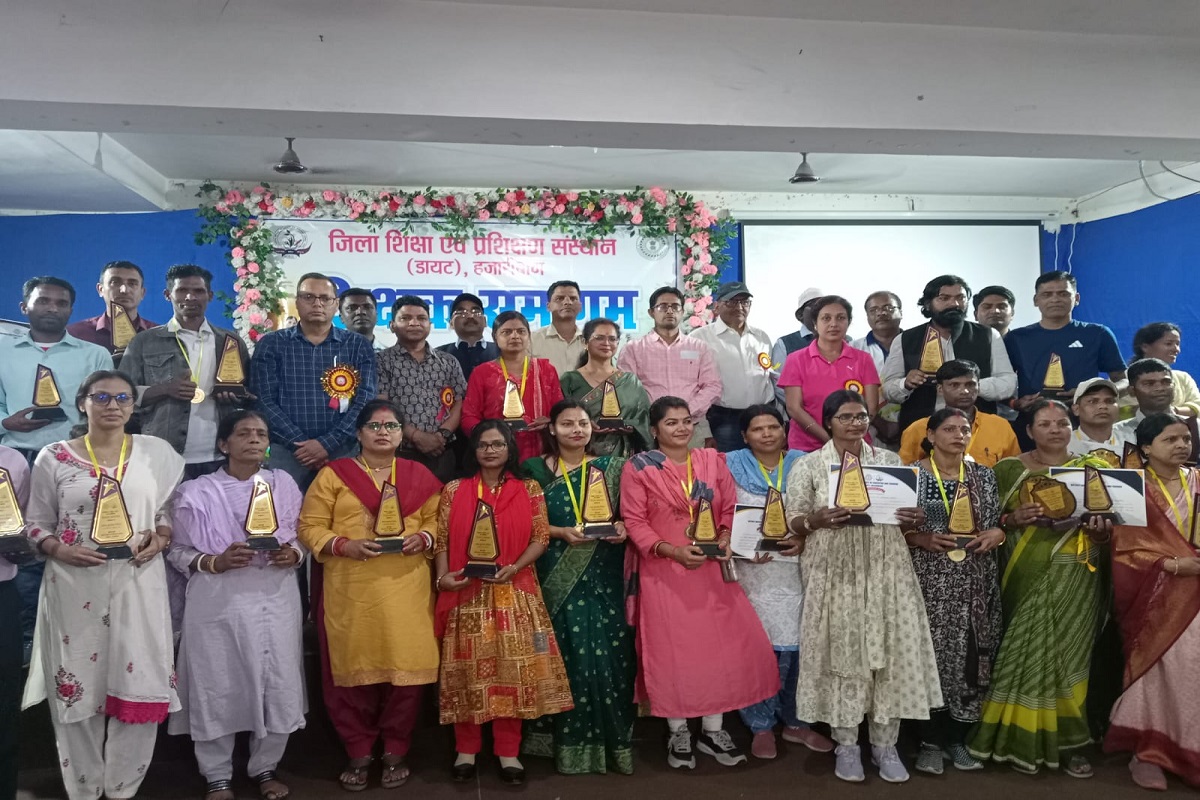 हजारीबाग में शिक्षकों ने लगाई दौड़, बनाई पेंटिंग और फिर निबंध भी लिखा, मिला पुरस्कार