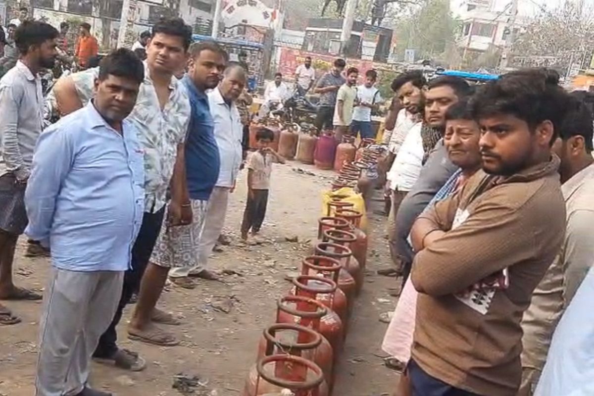 बिहार में रोजे के बीच गैस के लिए जद्दोजहद, घरेलू सिलेंडर के लिए सुबह से लगी लंबी लाइन