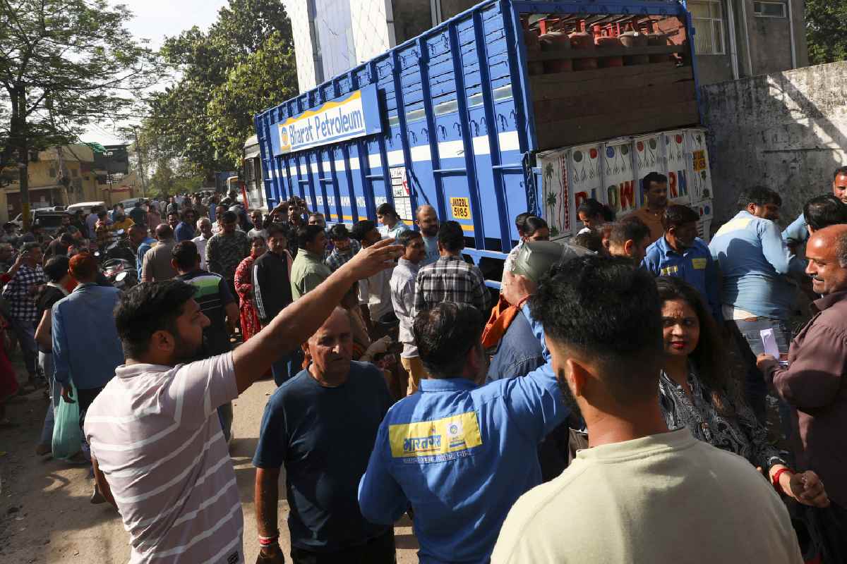 LPG Cylinder Crisis : गैस एजेंसी पर फूटा महिलाओं का गुस्सा, सड़क जाम, जमकर हंगामा