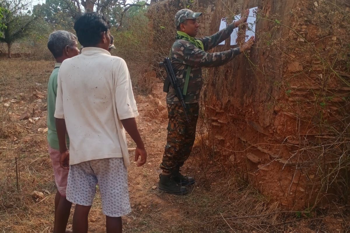 Chaibasa: नोवामुंडी में फरार सोनाराम होनहागा की तलाश तेज, पुलिस ने चिपकाया इश्तेहार