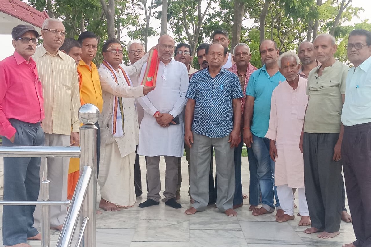 उत्कलिय पुरोहित समाज ने सरायकेला के नगर पंचायत अध्यक्ष का किया सम्मान