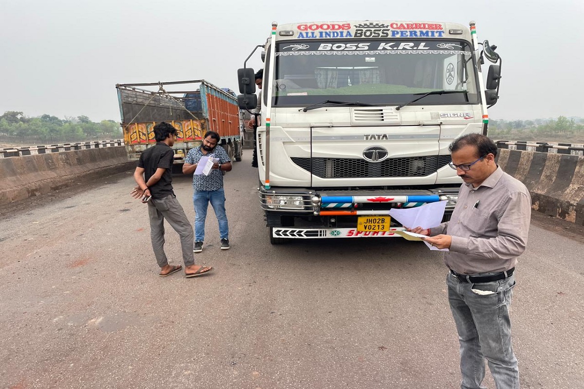 सरायकेला में सड़क सुरक्षा पर विशेष जांच अभियान, डीटीओ ने गाड़ियों से 2,37,500 जुर्माना वसूले