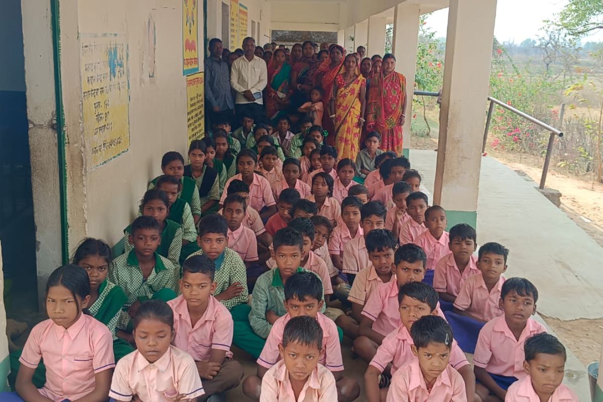 सरायकेला: 1 शिक्षक, आठ क्लास और 15 मिनट की कक्षा! उत्क्रमित मध्य विद्यालय में मजाक बनी पढ़ाई