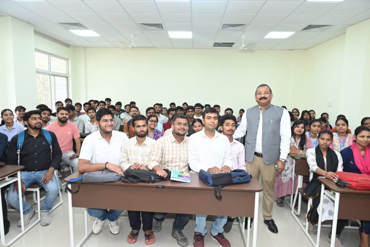 बॉडीगार्ड्स के साथ क्लास लेने पहुंचे मंत्री अशोक चौधरी, बोले- नर्वस हूं, पढ़ाने से पहले खुद पढ़ा सिलेबस