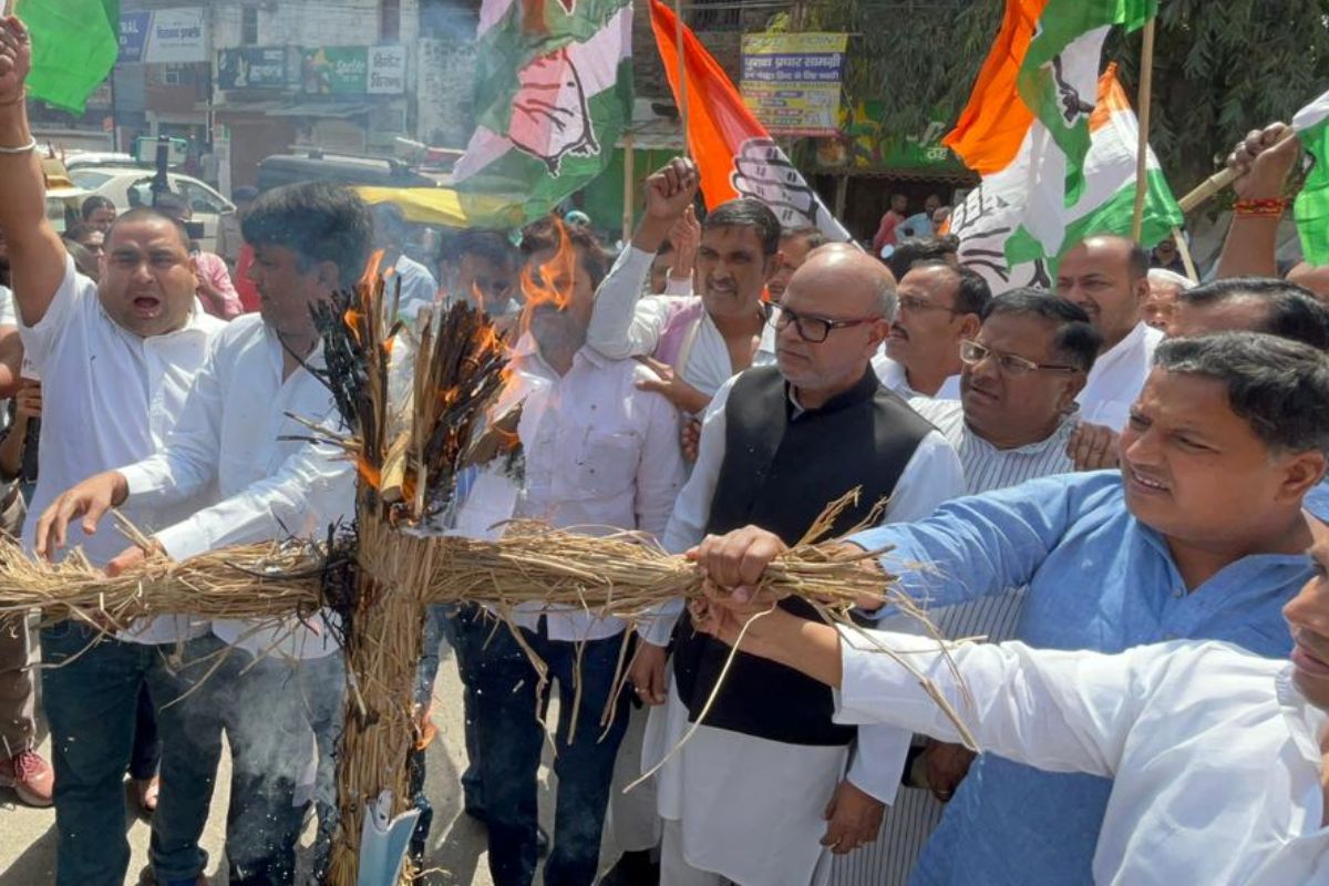 कांग्रेस बोली- BJP ने ‘चुरा’ लिए 3 MLA, पटना में जोरदार प्रदर्शन, वोट न देने वाले विधायकों की नाराजगी जानिए