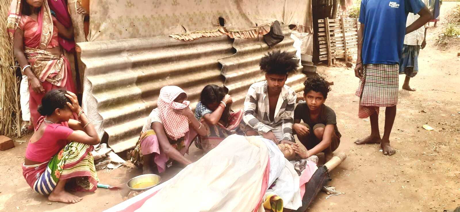 East Singhbhum News : विधवा मां की मौत से बेसहारा हुए दो बच्चे ग्रामीणों ने चंदा कर किया अंतिम संस्कार
