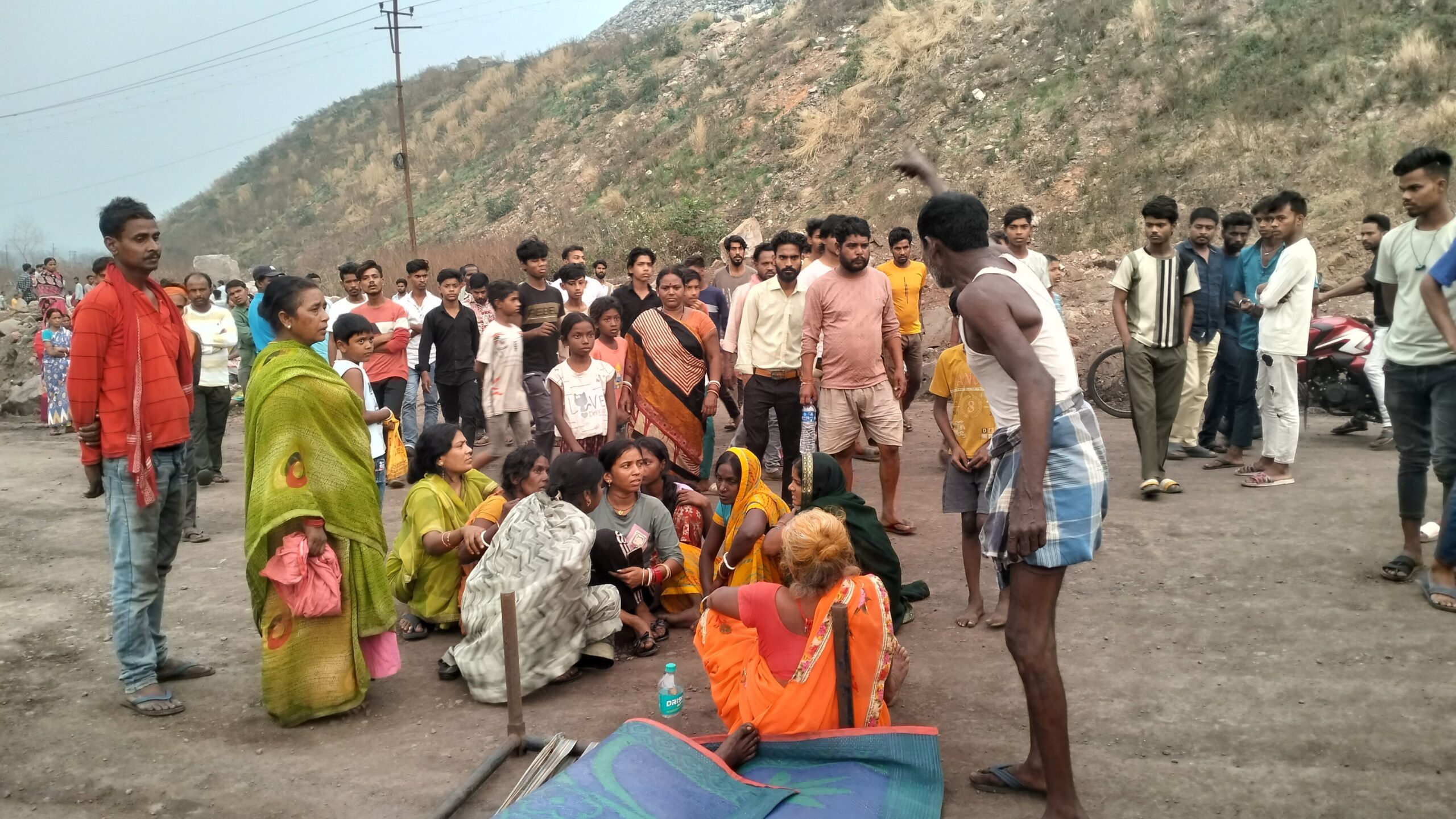 Dhanbad News: डंपर की चपेट में आने से स्कूटी सवार किशोर की मौत, हंगामा