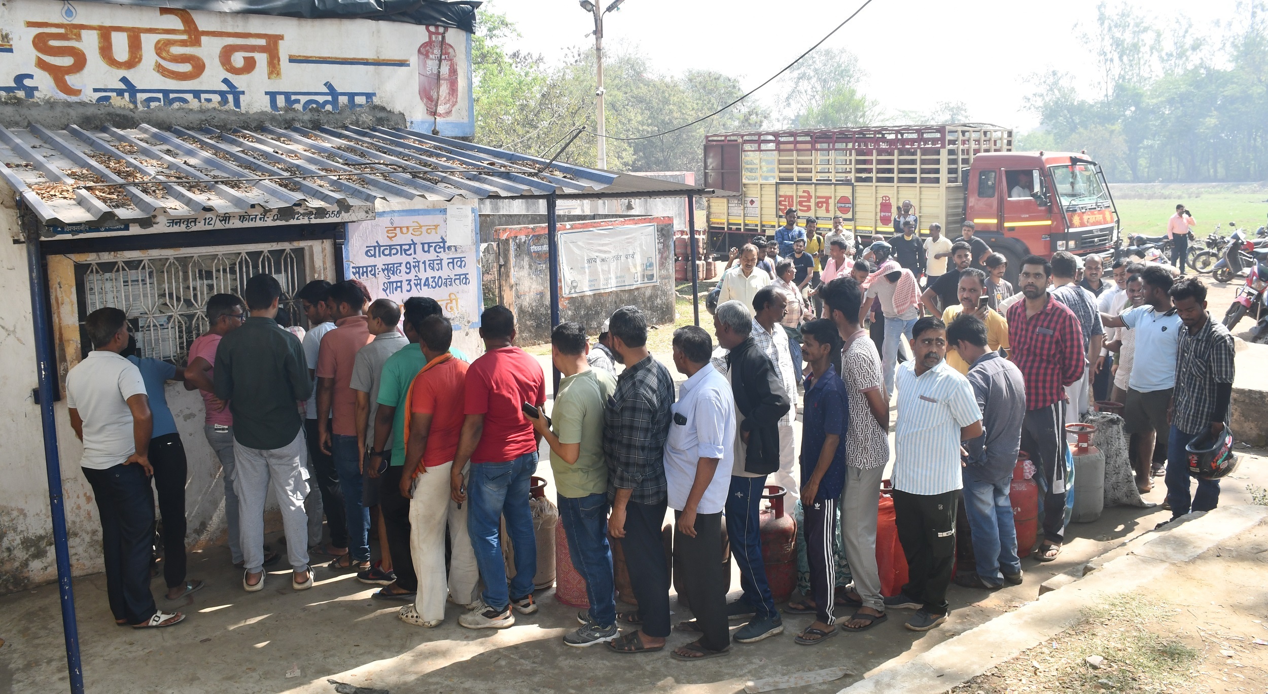 Bokaro News : घरेलू रसोई गैस के लिए सुबह से लग रहीं कतारें