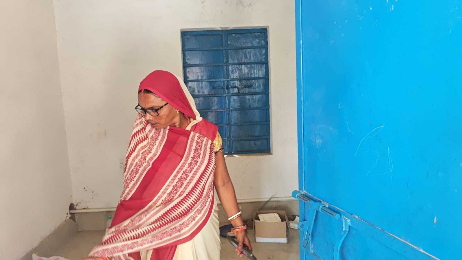 चोरों ने ताला तोड़कर सिलिंडर व पोषण सामग्री चुराया