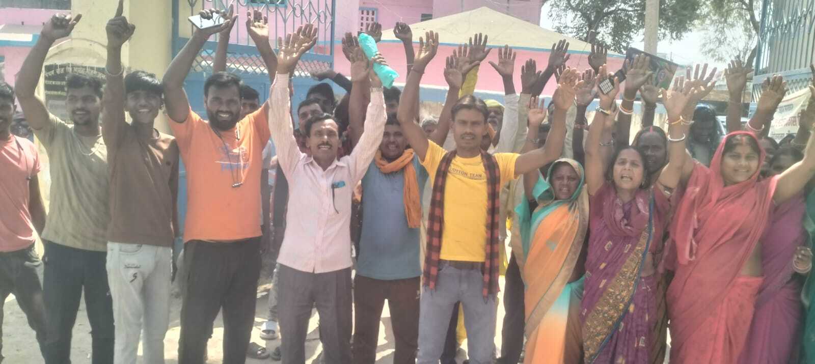सार्वजनिक भूमि पर कब्जा करने के विरोध में ग्रामीणों का फूटा आक्रोश