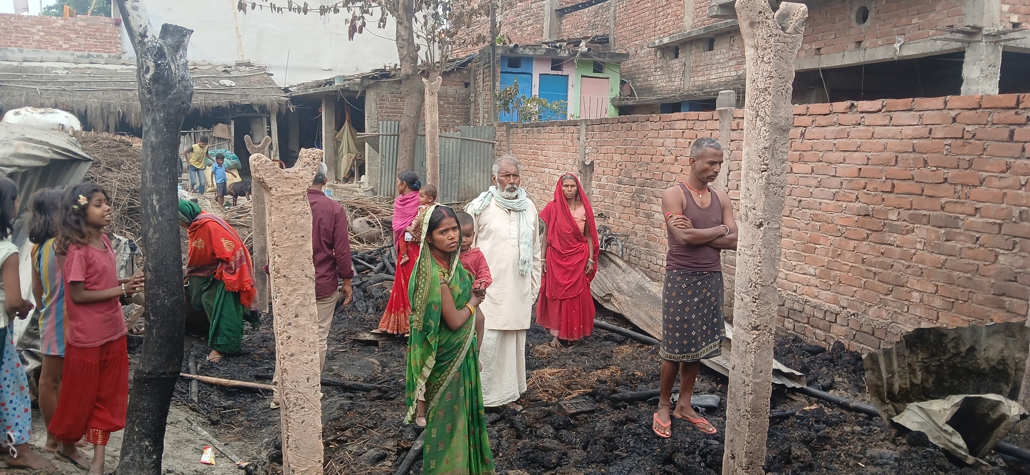 आग लगने से इंदिरा ग्राम में दो परिवारों के घर जल कर राख