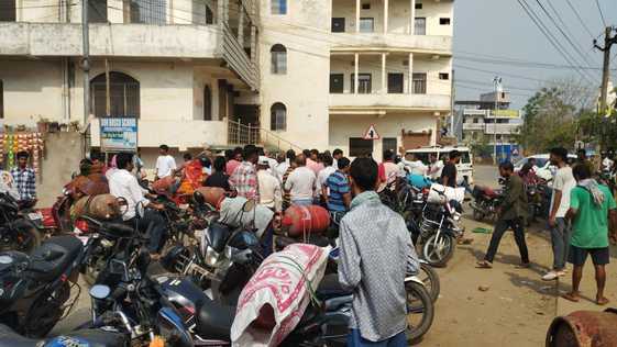 गोड्डा में रसोई गैस न मिलने से आक्रोशित उपभोक्ताओं ने किया प्रदर्शन, किया सड़क जाम