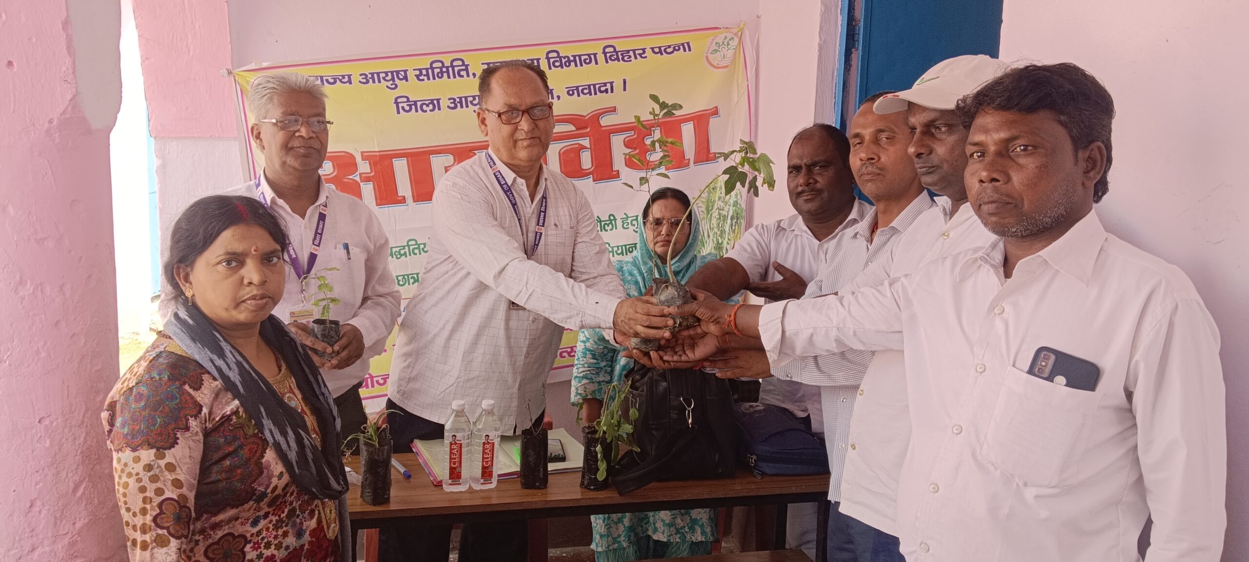 औषधीय पौधों से स्वस्थ रहने के गुर सीखे बच्चे