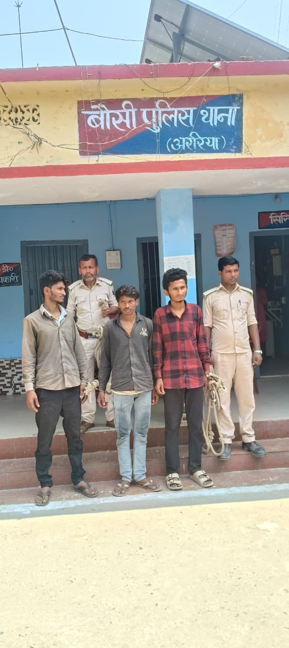 ग्रामीणों ने तीन युवकों को पकड़ कर पुलिस को सौंपा