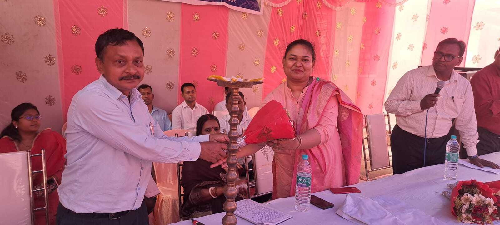 Deoghar news : कार्यशाला में पशुपालकों को दिया संदेश, वैज्ञानिक पद्धति अपनाकर बढ़ायें आय