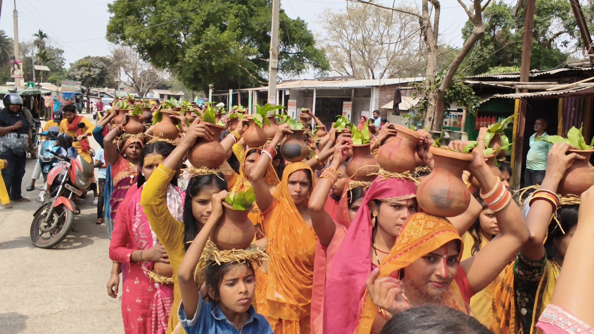 चैत्र नवरात्रा को लेकर भीमनगर शिवदुर्गा मंदिर परिसर से निकाली गई भव्य कलश शोभायात्रा