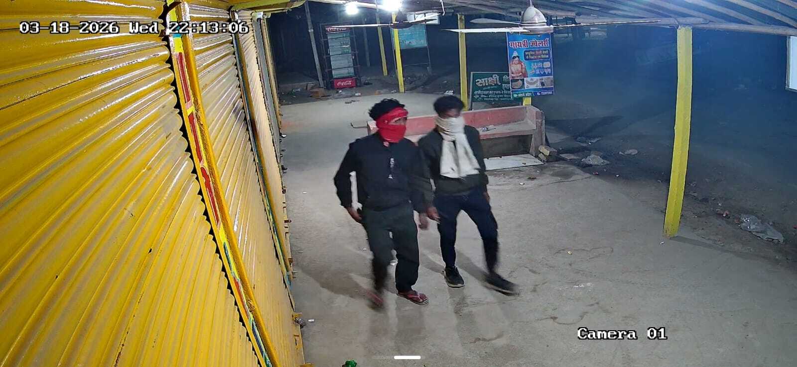 पंखा चुराते सीसीटीवी कैमरा में कैद हुआ चोर