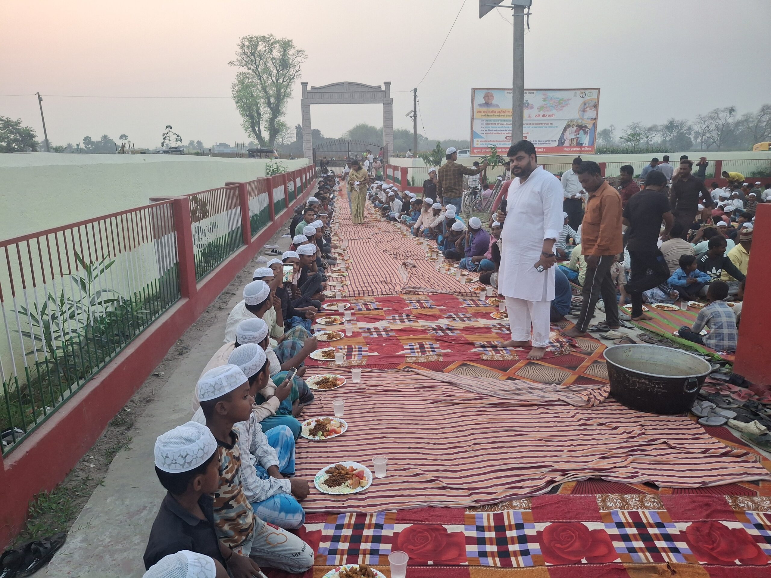 हथवाड़ा पंचायत की मुखिया ने दी इफ्तार पार्टी