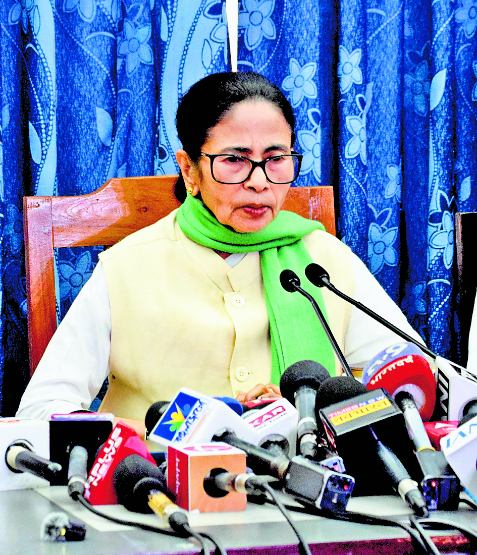 राज्य में राष्ट्रपति शासन और अघोषित आपातकाल जैसे हालात : ममता