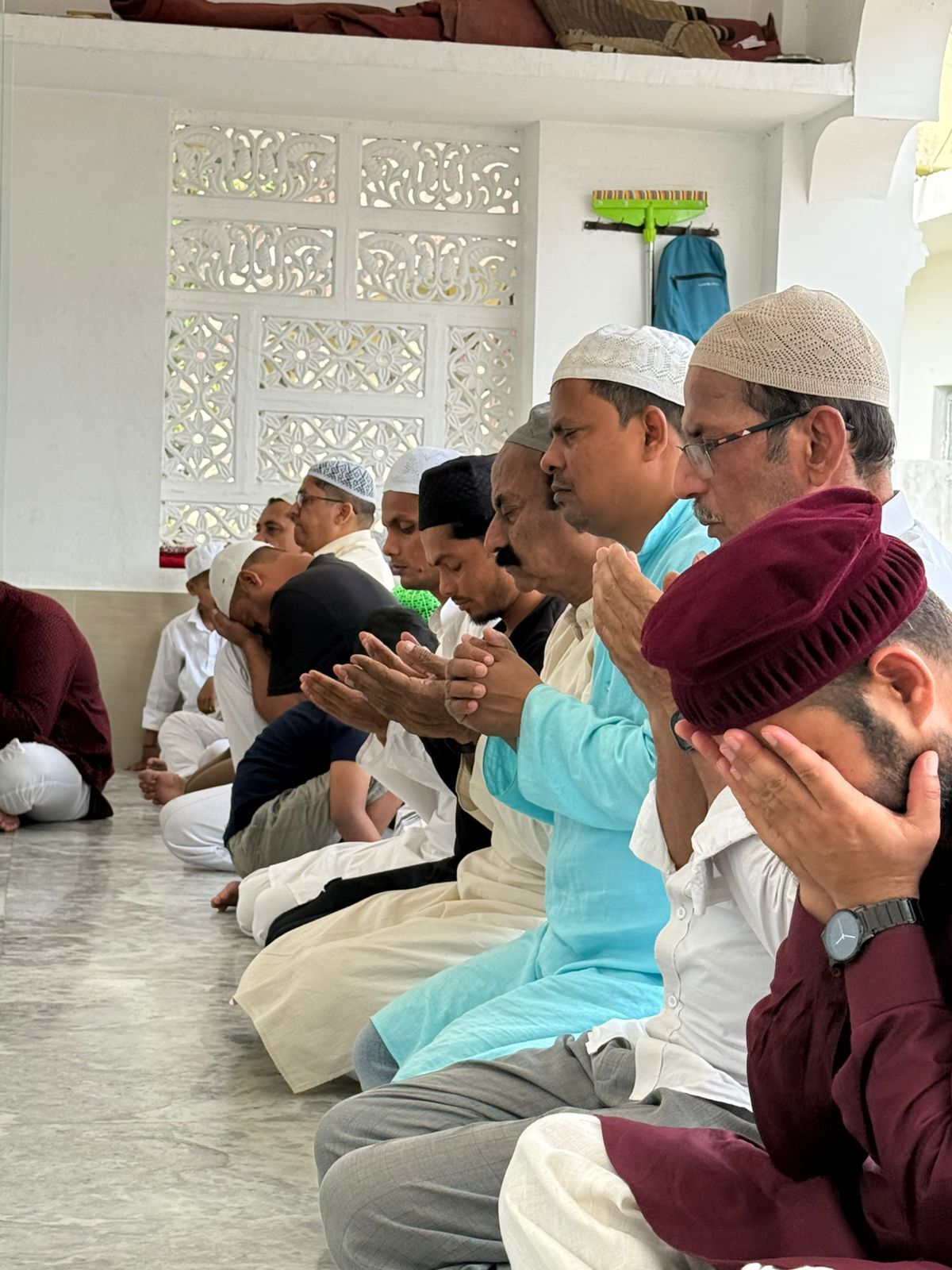 मस्जिदो में अदा की आखरी जुमे की नमाज