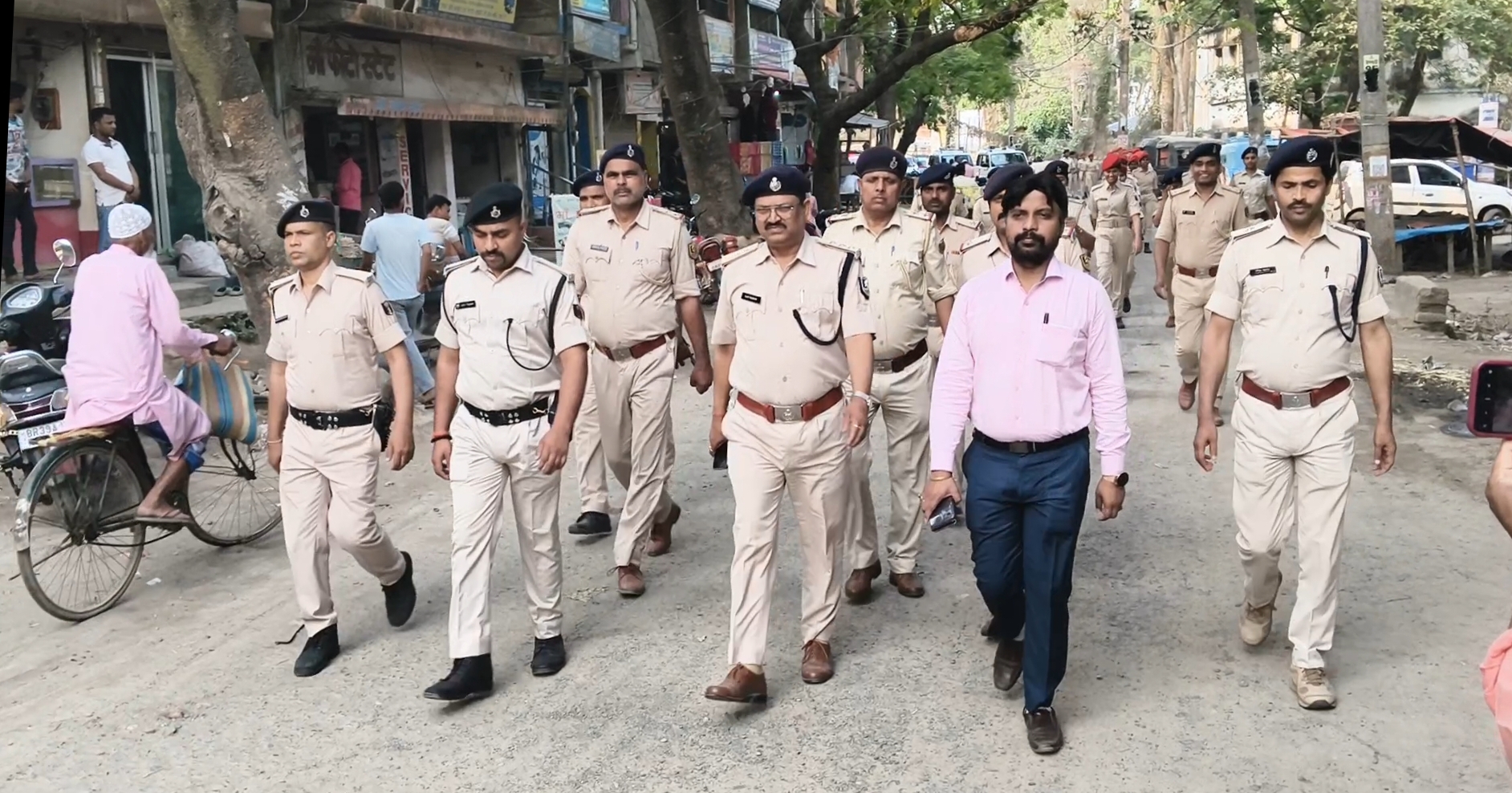 ईद को ले प्रशासन अलर्ट, बारसोई में निकाला फ्लैग मार्च