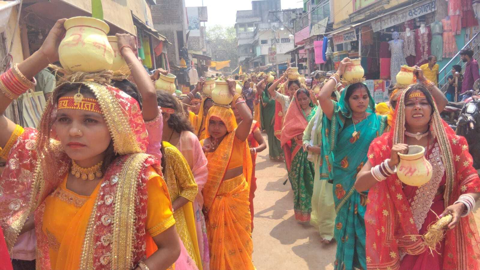 महारूद्र यज्ञ को लेकर निकाली गयी भव्य कलश शोभायात्रा