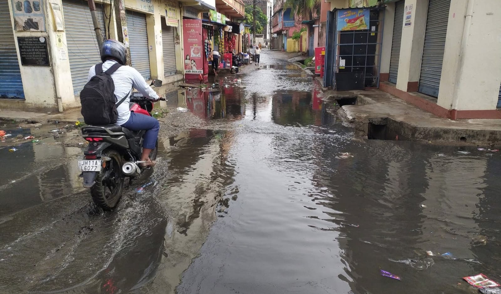 Bokaro News : कार पर गिरा पेड़, आवागमन बाधित