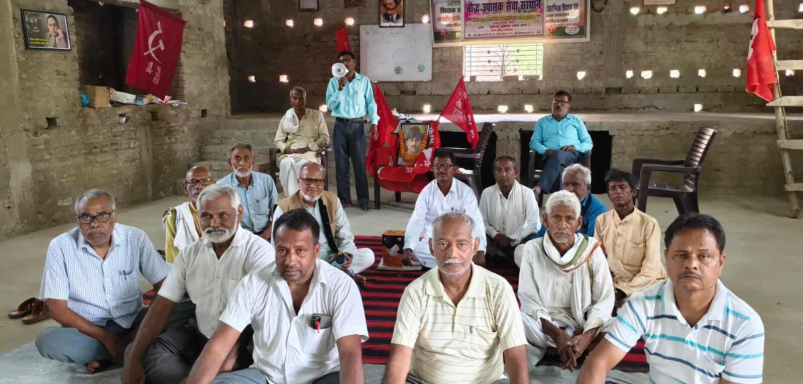 शहादत दिवस पर भगत सिंह के तस्वीर पर पुष्प अर्पित