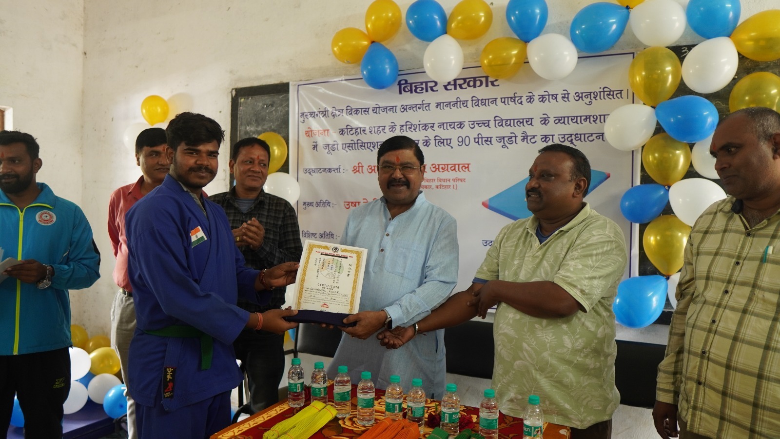 विधानपार्षद ने कोष से 90 पीस जूडो मेट कराया उपलब्ध