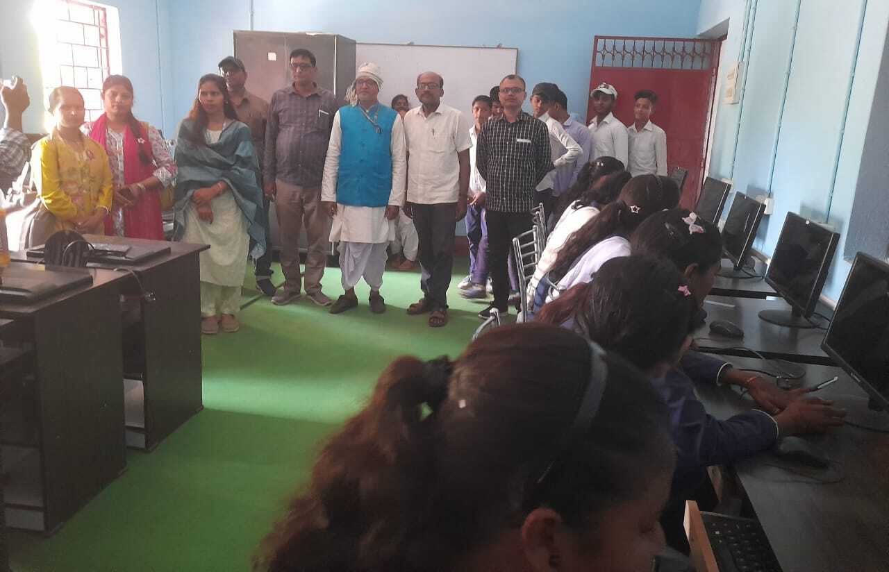 तीन अन्य विद्यालयों के छात्रों ने विद्यालय के संसाधनों का लिया जायजा