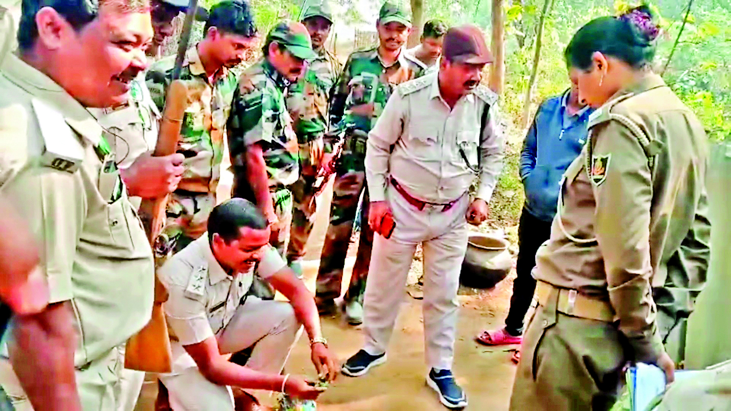 Sambalpur News: डेढ़ महीने में 13 शिकारी गिरफ्तार, 10 बंदूकें व हैंड ग्रेनेड जब्त