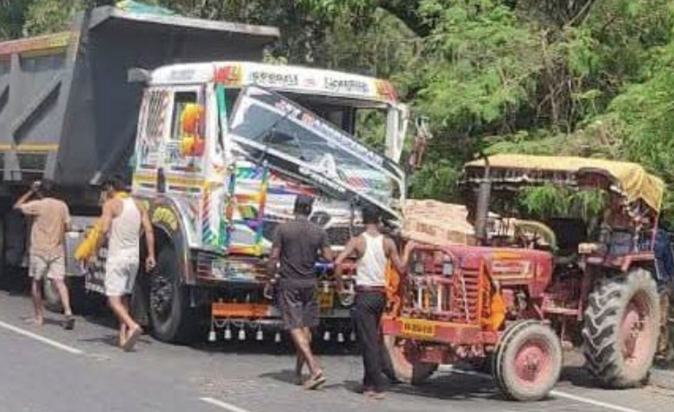 ट्रक की टक्कर से ट्रैक्टर सवार तीन घायल