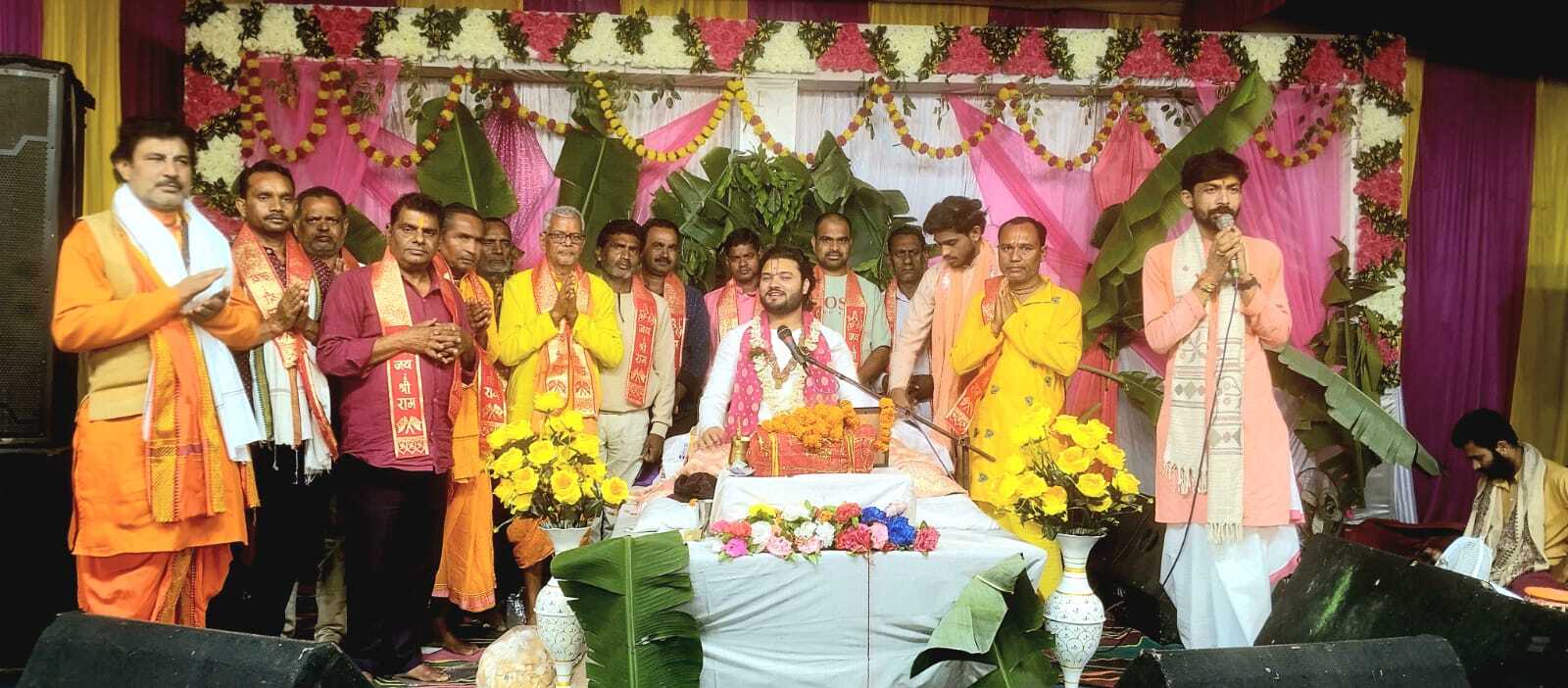 ‘अरे द्वारपालो कन्हैया से कह दो… भजन पर झूमे श्रद्धालु