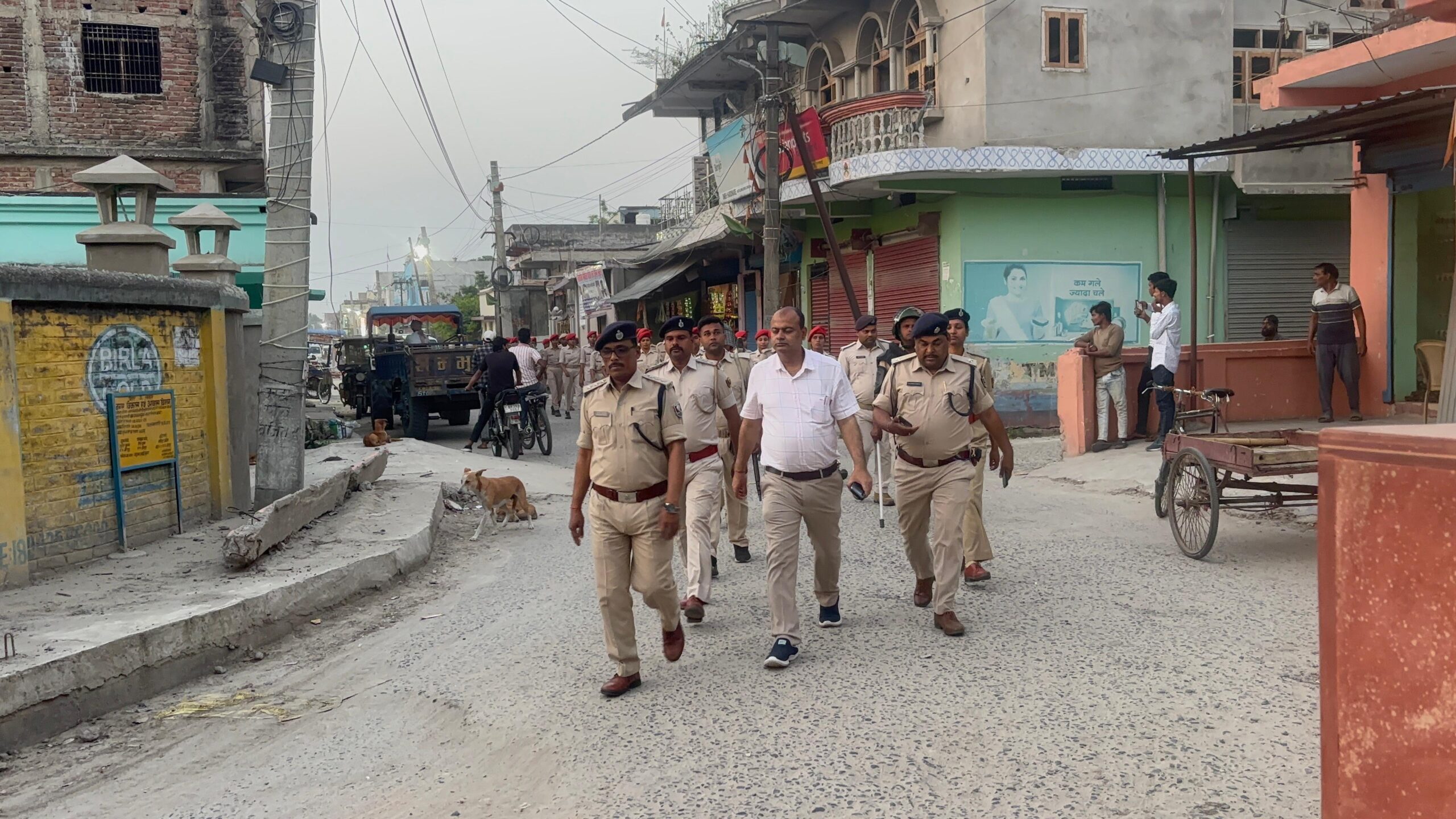 रामनवमी पर निकलने वाली शोभायात्रा की तैयारी पूरी, व्यवसायिक प्रतिष्ठानों पर लगाया गया भगवा ध्वज