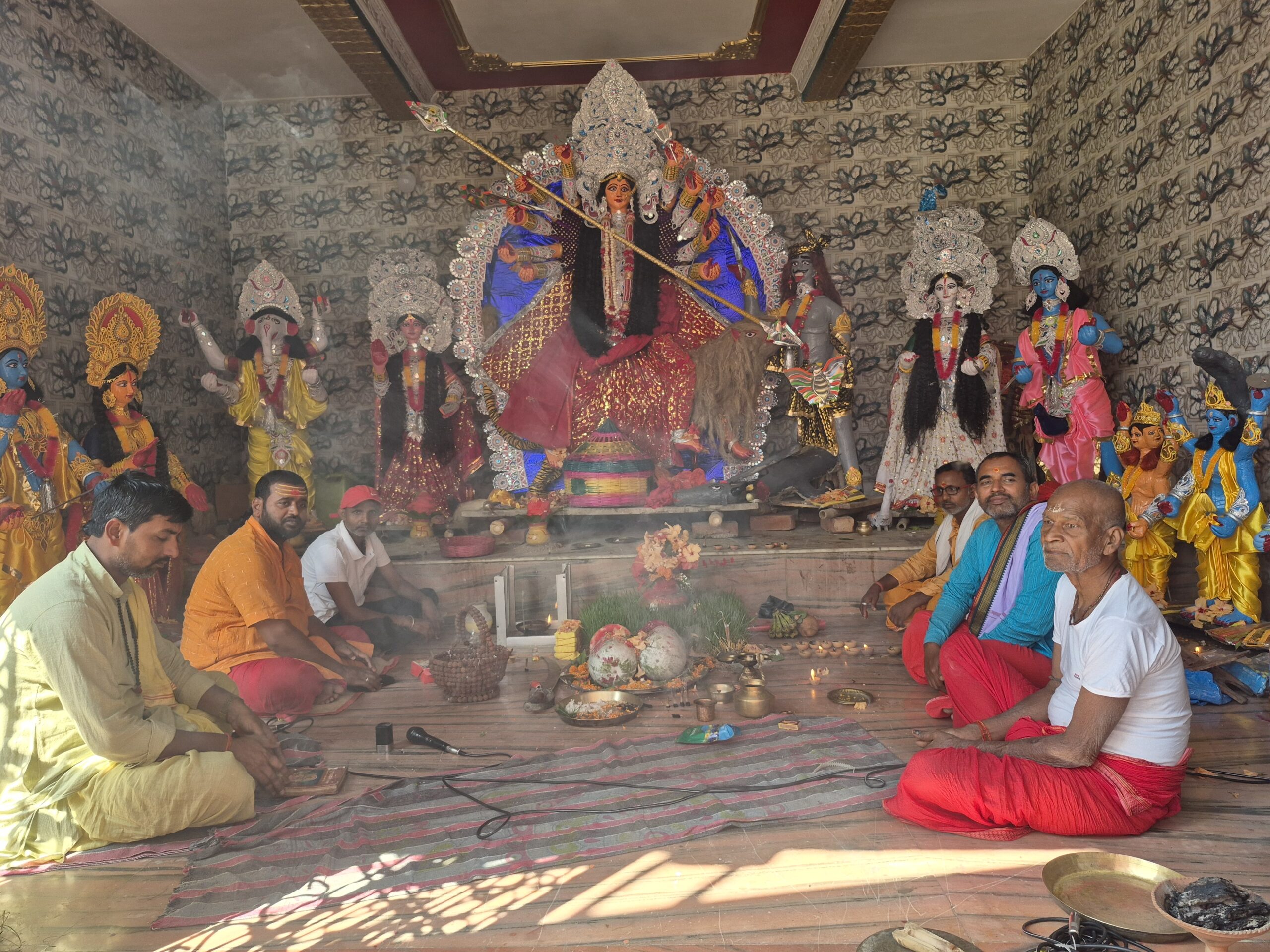 मां दुर्गा का पट खुलते ही उमड़ने लगी श्रद्धालुओं की भीड़
